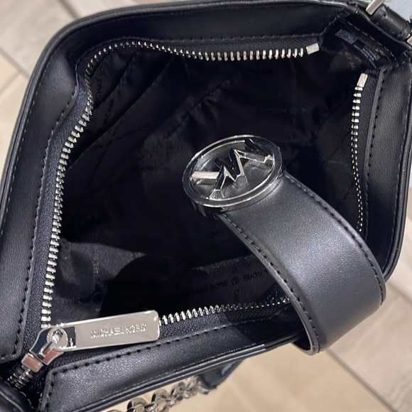 MICHAEL KORS CARMEN SMALL POUCHETTE SHOULDER CHAIN BAG BLACK/SILVER TONED - Picture 7 of 16